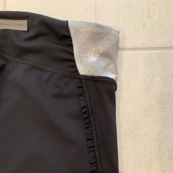 Like New! Lululemon Cropped Leggings. Women’s Size 6. - Picture 5 of 7